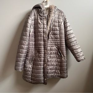 Gray women’s puffer coat with fur inside 💕 gold buttons and zipper / 2x